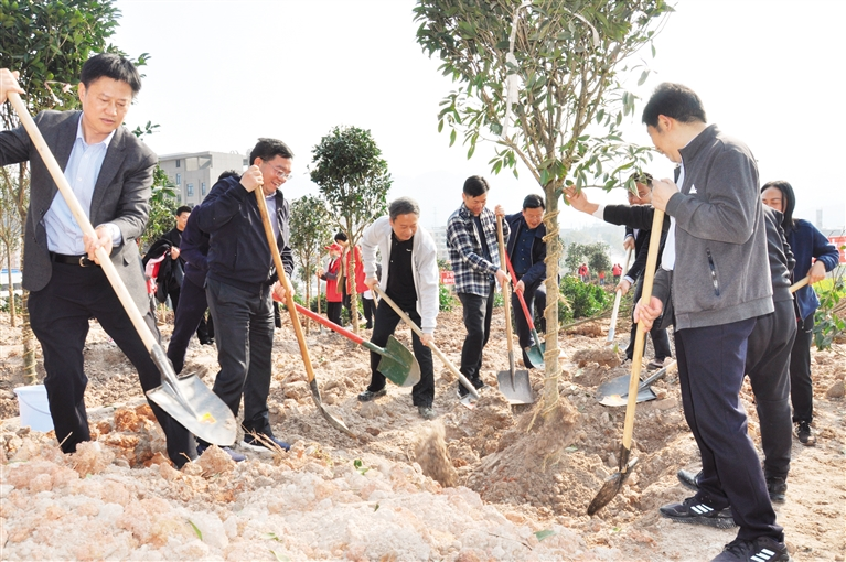 黔江區(qū)“四大家”領(lǐng)導(dǎo)來到重慶69畜牧正陽工業(yè)園區(qū)基地參加2022年全民義務(wù)植樹活動(dòng)
