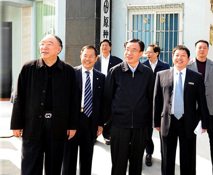 時任中共中央政治局常委紀(jì)委書記賀國強(qiáng)、重慶市市長黃奇帆等領(lǐng)導(dǎo)視察重慶69